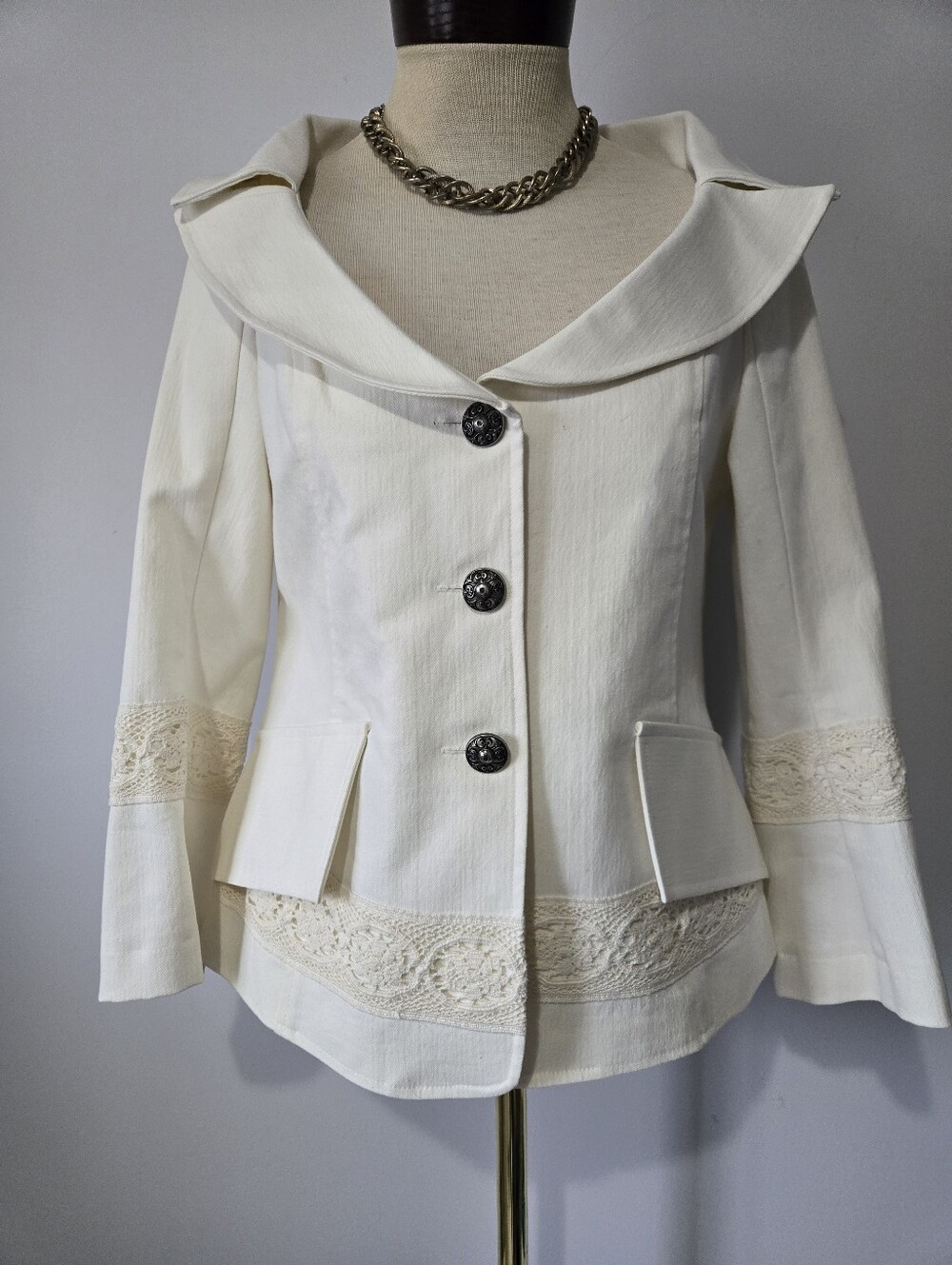 Jaqueline Conoir Designer Cream Lace-Trim Blazer Jacket With Portrait Collar. 8